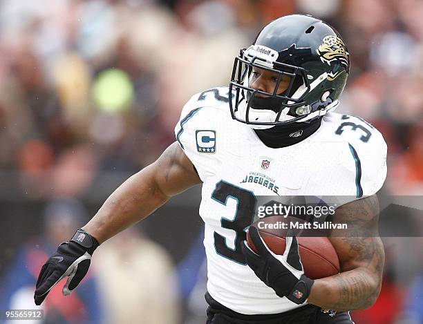 Maurice Jones-Drew of the Jacksonville Jaguars runs the ball against the Cleveland Browns at Cleveland Browns Stadium on January 3, 2010 in...