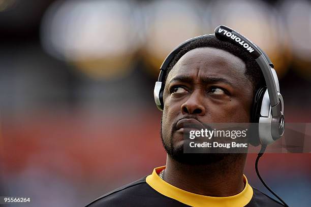 Head coach Mike Tomlin of the Pittsburgh Steelers looks toward the scoreboard after the Miami Dolphins pull to within three points in the fourth...