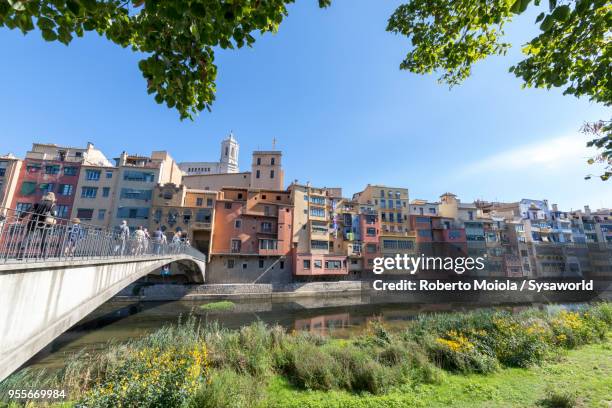 princess bridge, girona, spain - rivière onyar photos et images de collection