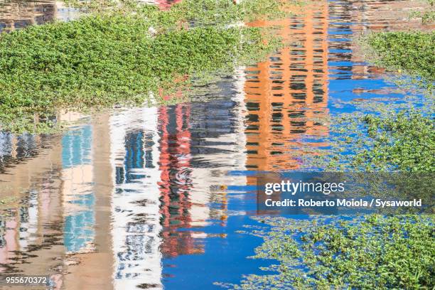 houses reflected in water, girona, spain - fiume onyar foto e immagini stock