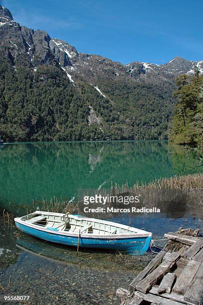 boat in green waters - radicella stockfoto's en -beelden