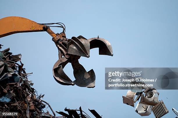 scrap yard claw - joseph o. holmes stock pictures, royalty-free photos & images