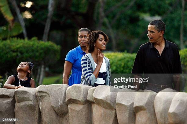 President Barack Obama , Michelle Obama , Malia Obama and Sasha Obama make their way through the Honolulu Zoo January 3, 2009 in Honolulu, Hawaii....