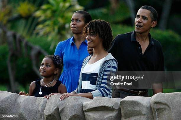 President Barack Obama , Michelle Obama , Malia Obama and Sasha Obama make their way through the Honolulu Zoo January 3, 2009 in Honolulu, Hawaii....