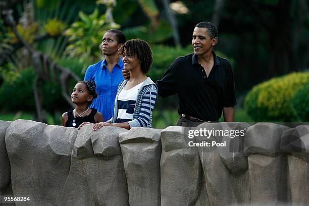 President Barack Obama , Michelle Obama , Malia Obama and Sasha Obama make their way through the Honolulu Zoo January 3, 2009 in Honolulu, Hawaii....