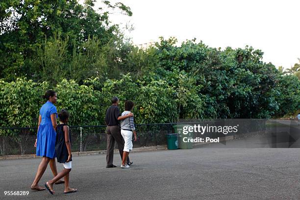 President Barack Obama , Michelle Obama , Malia Obama and Sasha Obama make their way through the Honolulu Zoo January 3, 2009 in Honolulu, Hawaii....