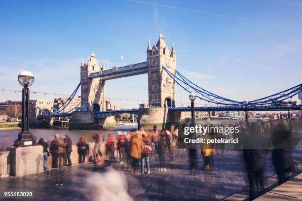 den berömda tower bridge med öppna grinden i kväll, london, england, storbritannien - klaffbro bildbanksfoton och bilder