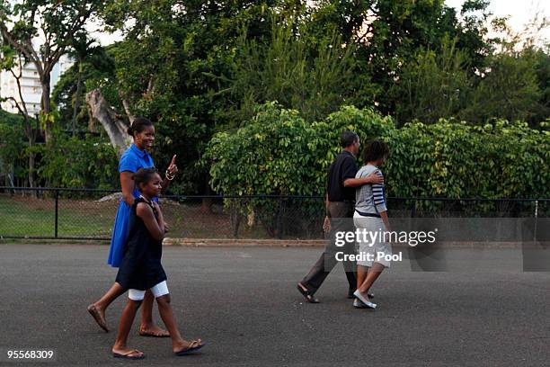 President Barack Obama , Michelle Obama , Malia Obama and Sasha Obama make their way through the Honolulu Zoo January 3, 2009 in Honolulu, Hawaii....