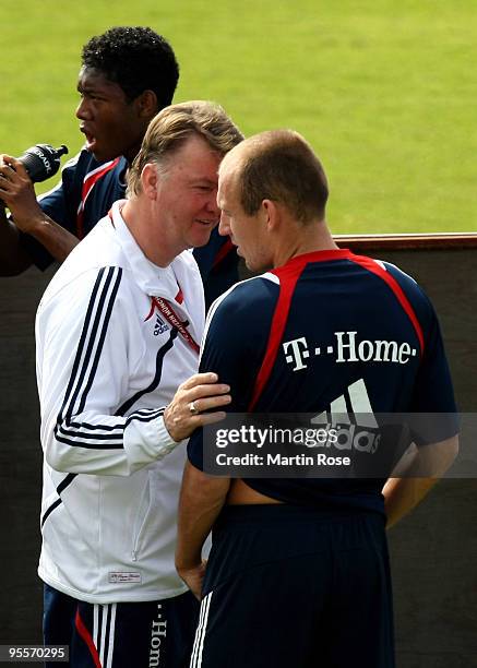 Head coach Louis van Gaal of Bayern Muenchen talks to Arjen Robben during the FC Bayern Muenchen training session at the Al Nasr training ground on...