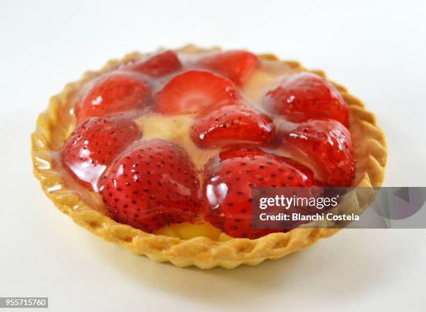 tartlet of strawberries - jordgubbskaka bildbanksfoton och bilder