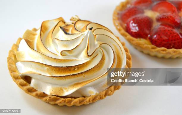 meringue tartlet - meringe stock-fotos und bilder