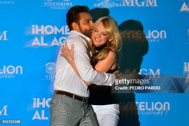 Actress Anna Faris and Mexican actor Eugenio Derbez pose for pictures before a press conference during the promotion of the film "Overboard" in...
