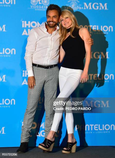 Actress Anna Faris and Mexican actor Eugenio Derbez pose for pictures before a press conference during the promotion of the film "Overboard" in...