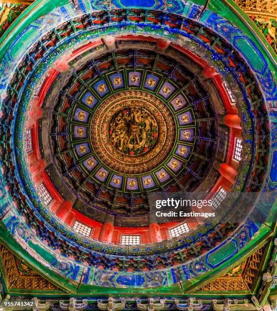 china beijing forbidden city palace chinese golden dragon ceiling - dragon pekin fotografías e imágenes de stock