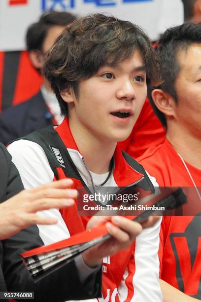 Figure skater Shoma Uno attends the B.League B1 match between Alvark Tokyo and Kyoto Hannaryz at Tachikawa Tachihi Arena on May 6, 2018 in Tachikawa,...