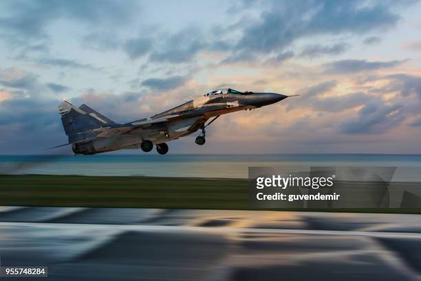 kampfjet abheben bei sonnenuntergang - fighter jet stock-fotos und bilder