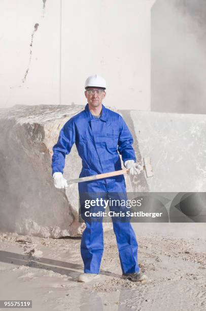 worker with sledgehammer - sledgehammer stockfoto's en -beelden