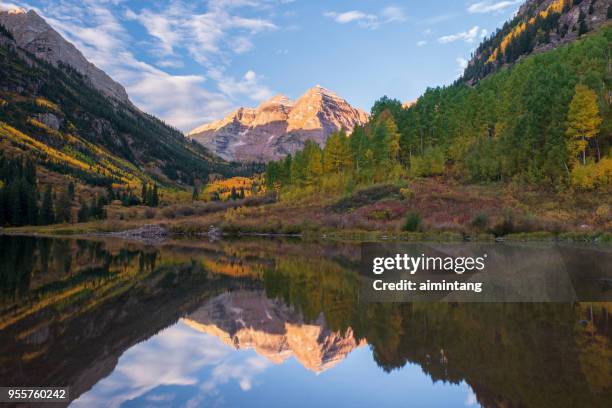 malerische berge und see maroon bells scenic area - white river national forest stock-fotos und bilder