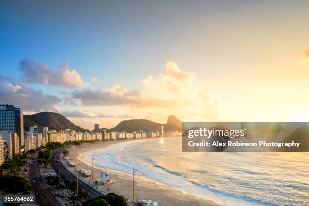 dawn over copacabana beach in rio de janeiro - 科帕卡巴納海灘 個照片及圖片檔