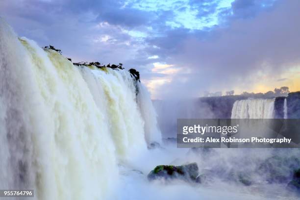 the iguazu falls on the border of argentina and brazil - argentina devils throat stockfoto's en -beelden