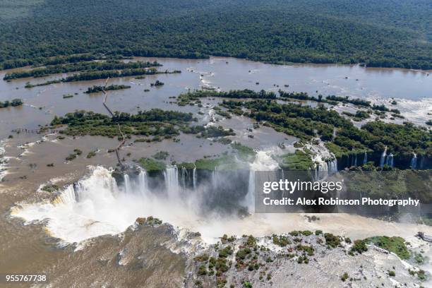 the iguazu falls on the border of argentina and brazil - garganta del diablo fotografías e imágenes de stock