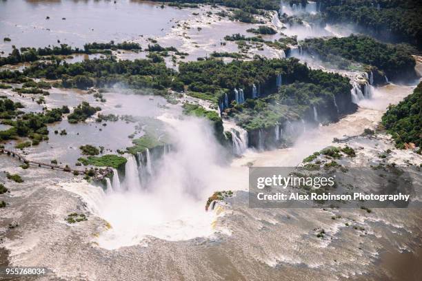 the iguazu falls on the border of argentina and brazil - garganta del diablo fotografías e imágenes de stock