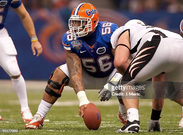 Center Maurkice Pouncey of the Florida Gators prepares to snap the ball against the Cincinnati Bearcats during the Allstate Sugar Bowl at the...
