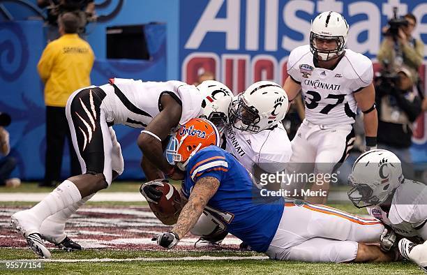 Tightend Aaron Hernandez of the Florida Gators scores a touchdown against the Cincinnati Bearcats during the Allstate Sugar Bowl at the Louisiana...