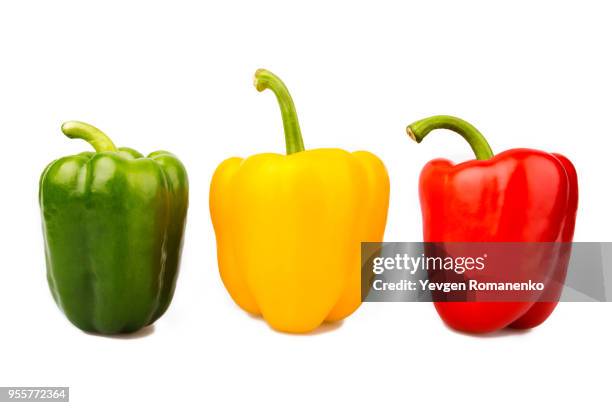 green, yellow and red bell peppers isolated on white background - paprica foto e immagini stock
