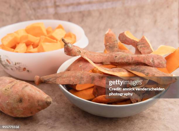 sweet potatoes. - carboidrato componente di organismo vivente foto e immagini stock