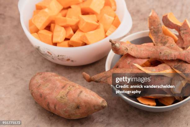 sweet potatoes. - carboidrato componente di organismo vivente foto e immagini stock