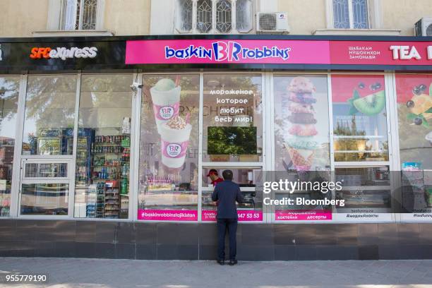 Robin Store 401 Robbins Store Photos & High Res Pictures - Getty Images