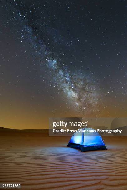 camping under the milkyway - arabian desert adventure night photos et images de collection