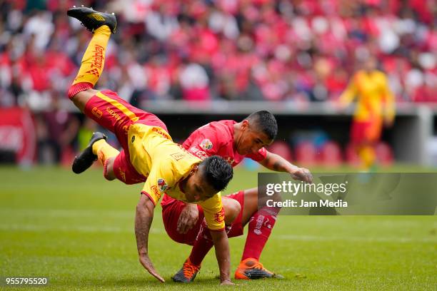 Raul Ruidiaz of Morelia and Osvaldo Gonzalez of Toluca clash during the quarter finals second leg match between Toluca and Morelia as part of the...
