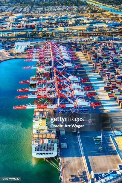 hafen von long beach antenne - port of los angeles stock-fotos und bilder