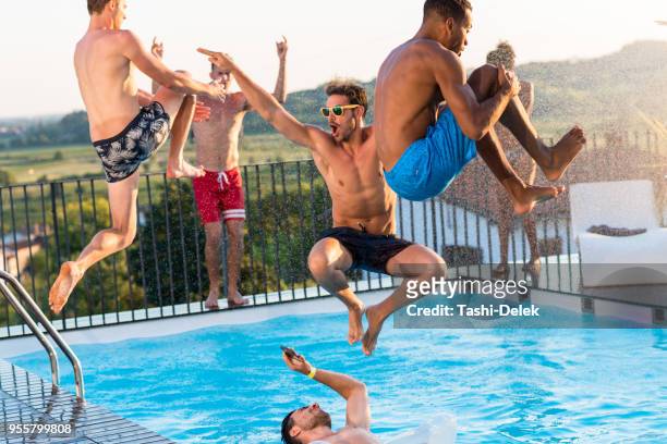 junge menschen, die pool-party - badehose stock-fotos und bilder