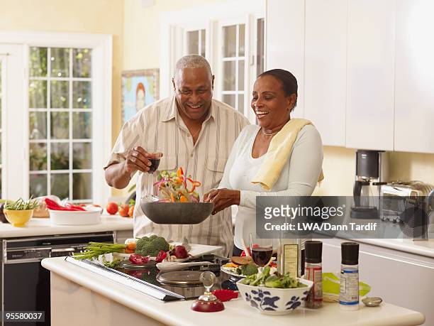 african couple preparing healthy meal - healthy older couple stockfoto's en -beelden