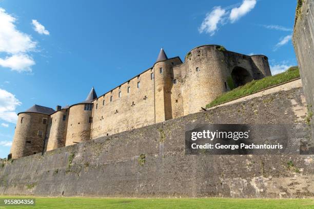 sedan castle, france - forteresse photos et images de collection