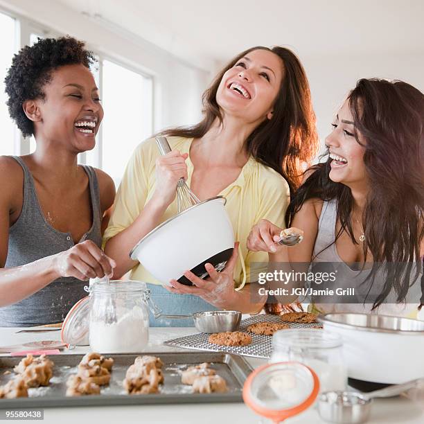 friends making cookies together - young women group back stock-fotos und bilder