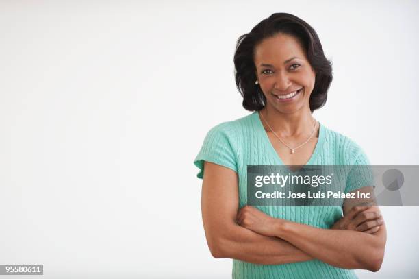 mixed race woman smiling - da cintura para cima imagens e fotografias de stock