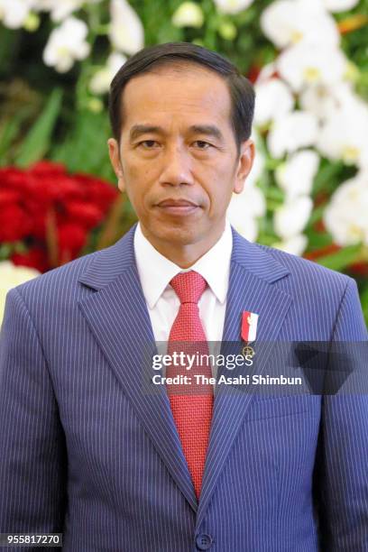 Indonesian President Joko Widodo welcomes Chinese Premier Li Keqiang on May 7, 2018 in Bogor, Indonesia.