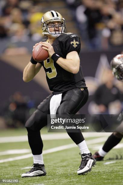 Quarterback Drew Brees of the New Orleans Saints passes the ball during the game against the Tampa Bay Buccaneers on December 27, 2009 at Louisiana...