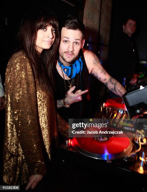Nicole Richie and Joel Madden pose at Lavo at the Palazzo on December 31, 2009 in Las Vegas, Nevada.