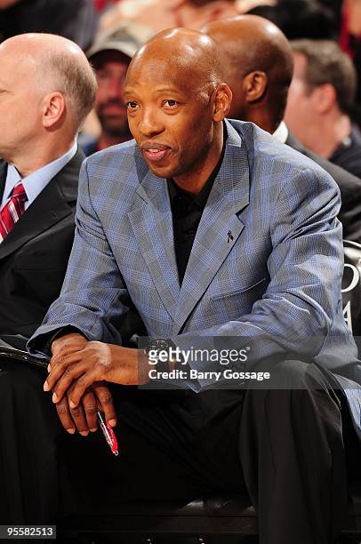 Assistant coach Sam Cassell of the Washington Wizards looks on from the bench during the game against the Phoenix Suns on December 19, 2009 at U.S....
