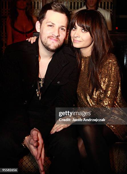 Joel Madden and Nicole Richie pose at Lavo at the Palazzo on December 31, 2009 in Las Vegas, Nevada.