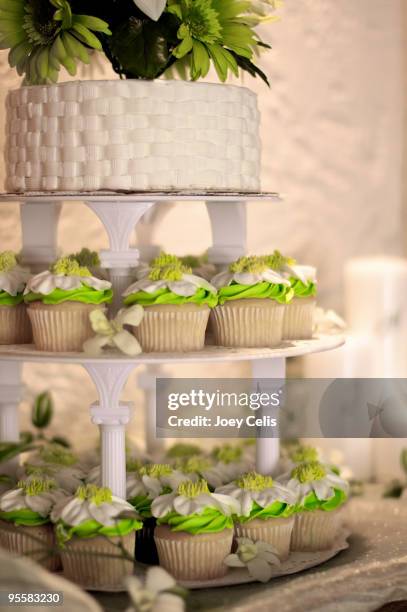 wedding cupcake display - dessertstandaard stockfoto's en -beelden