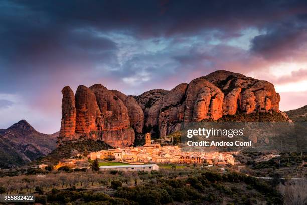 aguero village, huesca, aragon, spain - paesaggio spettacolare foto e immagini stock