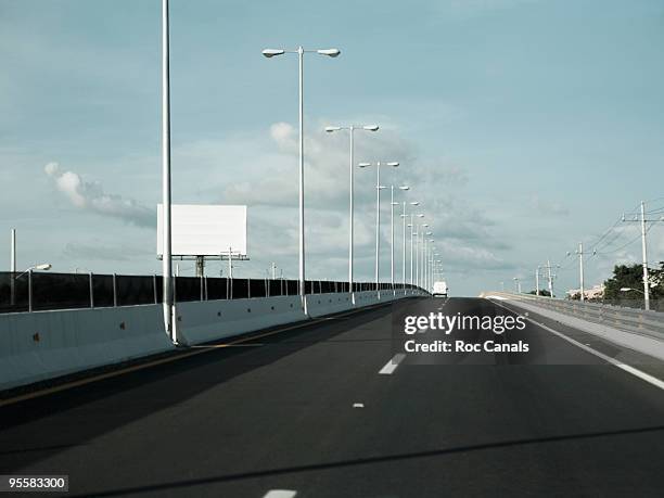 blue road - billboard highway stock-fotos und bilder