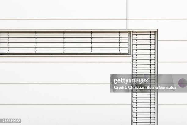 minimalistic office facade in white - christian beirle fotografías e imágenes de stock