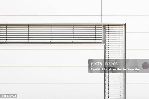 minimalistic office facade in white - christian beirle 個照片及圖片檔